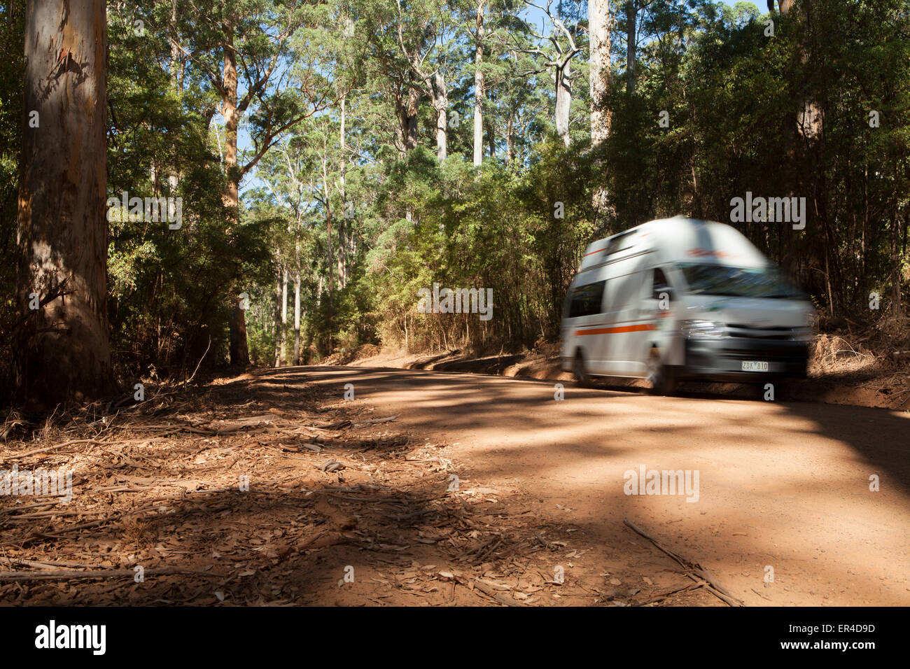 Camping-car Britz 'Voyager', voyageant le long de la vieille Vasse autoroute près de Pemberton, l'ouest de l'Australie Banque D'Images