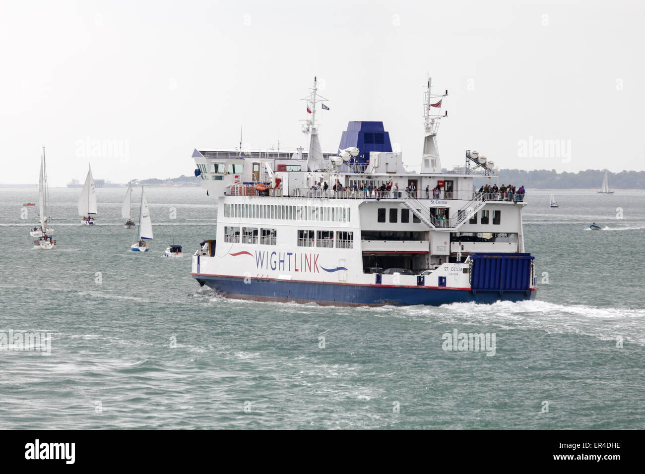 L'Wightlink Isle of Wight Ferry 'St. Cecilia' quitter Portsmouth sur son chemin à Fishbourne sur l'île de Wight. Banque D'Images