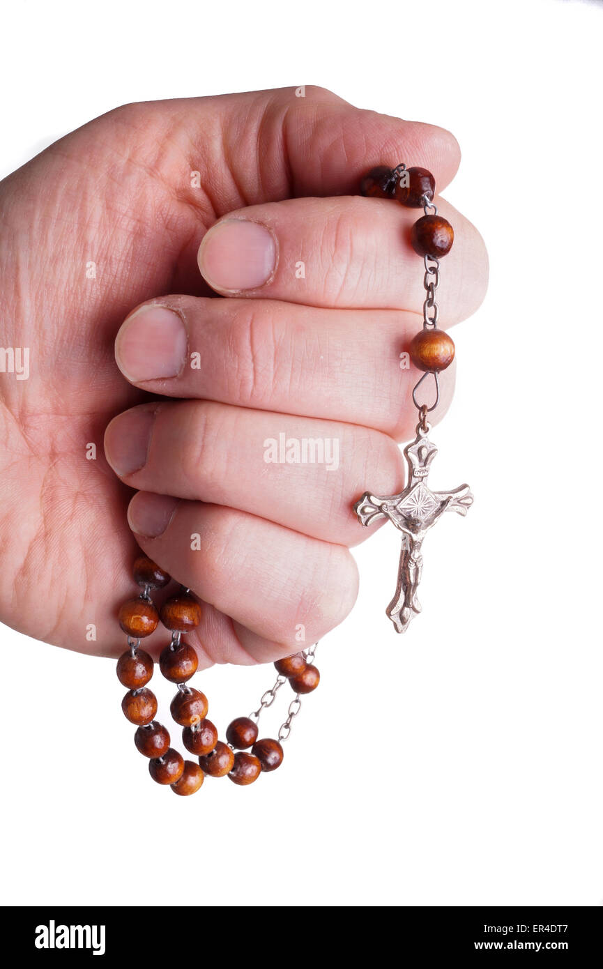 Mains d'une femme en prière avec le chapelet, isoalted on white Banque D'Images