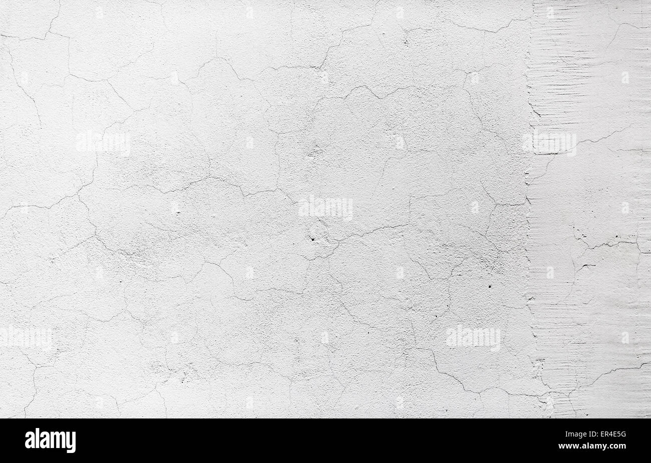 Vieux mur peint en blanc avec du plâtre fissuré. Résumé la texture. Banque D'Images