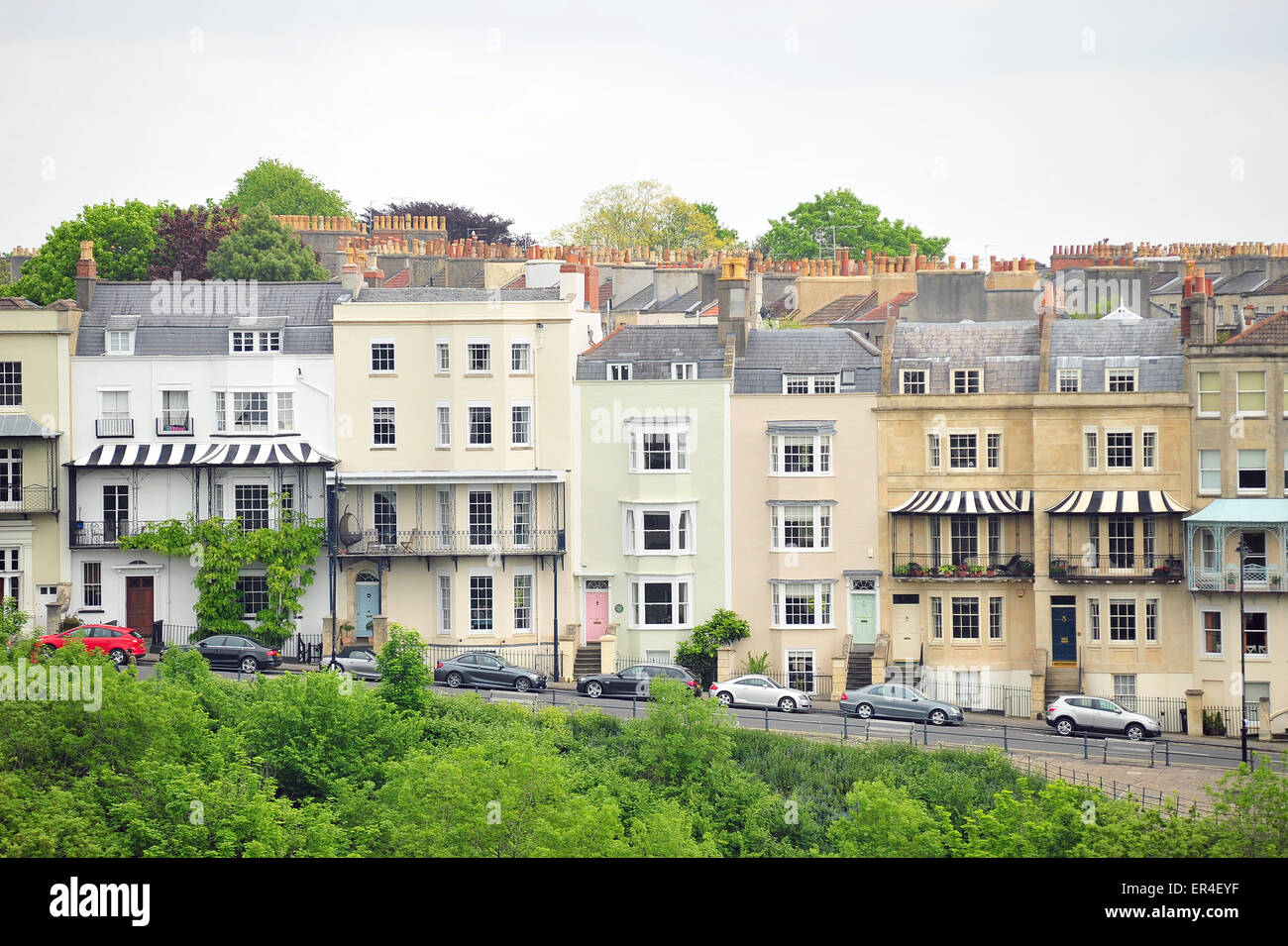 Une rangée de logements à Bristol en terrasse qui surplombe l'Avon Gorge et le pont suspendu de Clifton. Banque D'Images