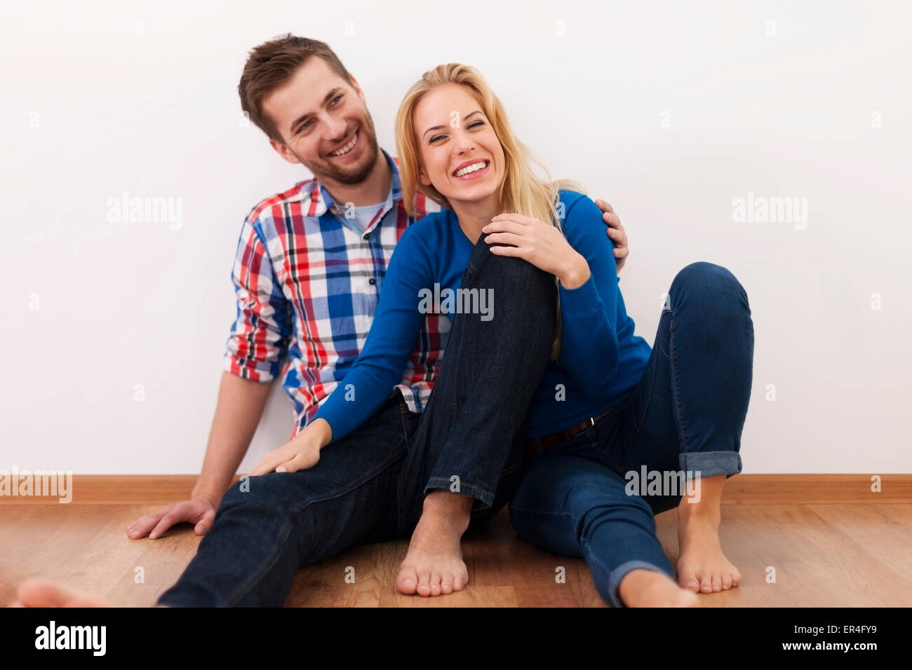 Jeune couple s'amusent ensemble à la maison Banque D'Images