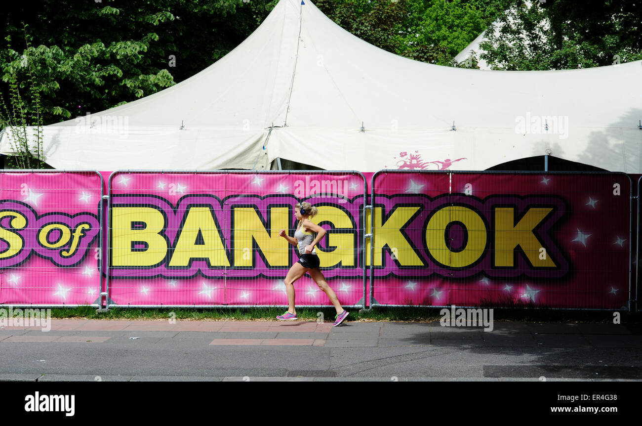 Brighton UK 27 mai 2015 - un coureur passe par l'Ladyboys de Bangkok show à Brighton city centre ce matin dans le temps ensoleillé chaud Banque D'Images