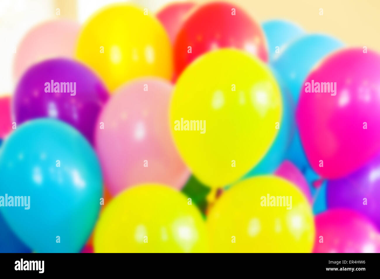 Groupe de ballons colorés, d'arrière-plan photo floue avec vintage photo effet filtre tonal, retro style Banque D'Images