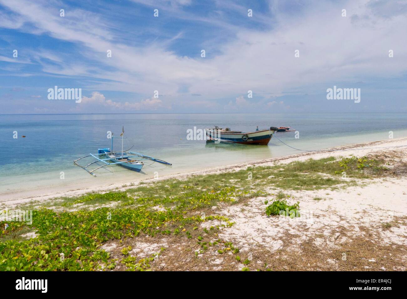 Outrigger bateaux sur la rive de l'île de Pag-asa, le plus grand territoire occupé par les Philippines dans le sud de la mer de Chine, le 11 mai 2015. Résidents sur la 37 hectares, face à un accroissement des tensions que la Chine mène des travaux de restauration sur un récif à proximité. Malgré le danger, ils restent mis à stimuler les Philippines. Photo : Girlie Linao/dpa Banque D'Images