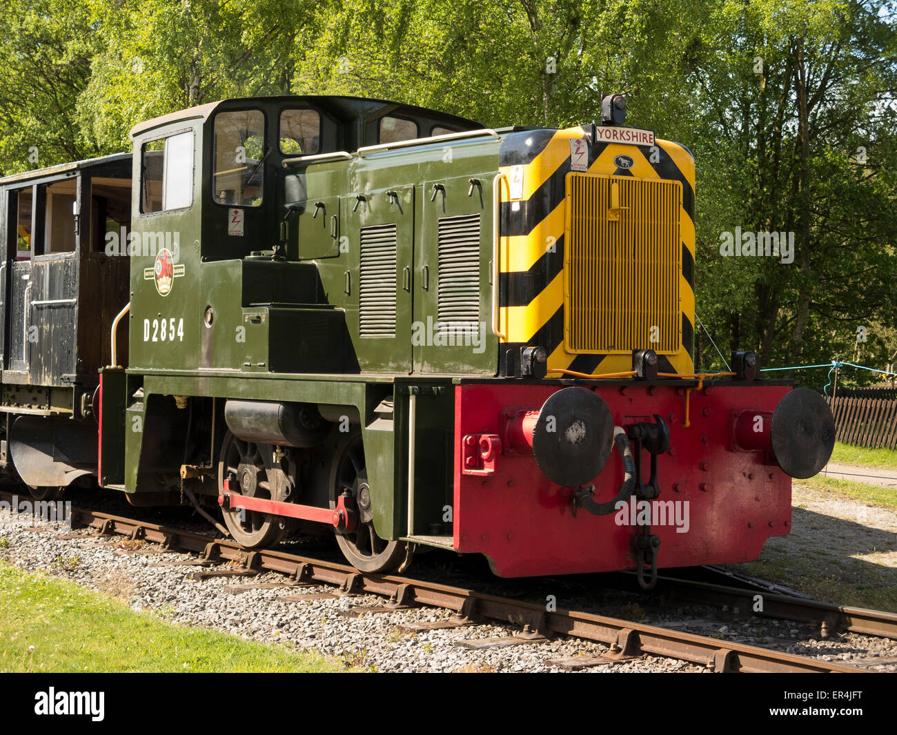 Un vintage locotracteur train à la manoeuvre du patrimoine, la fiducie Rowsley station, près de Matlock, Derbyshire, Royaume-Uni. prises 16/05/2015 Banque D'Images