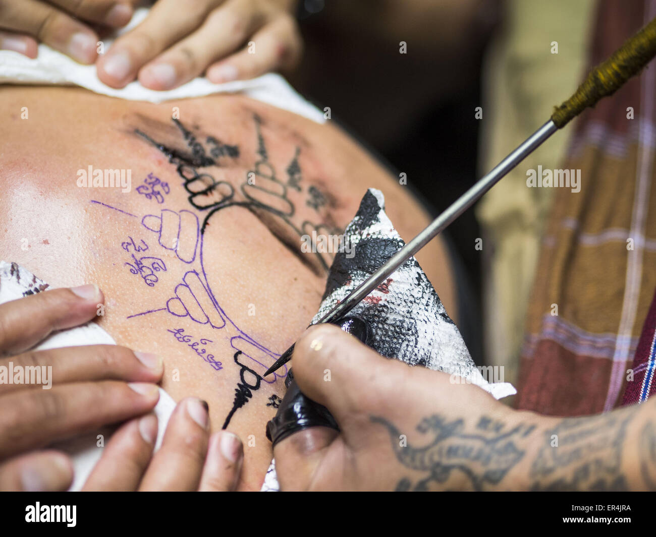 Bangkok Thailande 27 Mai 15 Ajarn Neng Onnut Donne Une Sacree Sak Yant Tattoo A Emily Un Visiteur De La Thailande A Partir Du Royaume Uni Sak Yant Thai Pour Les Tatouages Des Bangkok Thailande 27 Mai 15 Ajarn Neng Onnut Donne Une Sacree Sak Yant Tattoo A Emily Un Visiteur De La Thailande A Partir Du Royaume Uni Sak Yant Thai Pour Les Tatouages Des