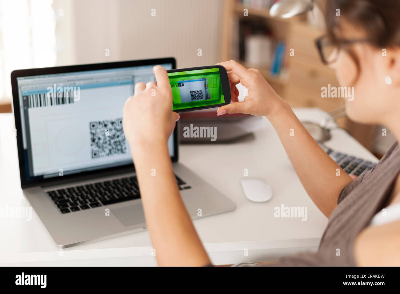 Le paiement des factures en scannant le code qr est plus rapide et plus facile. Debica, Pologne Banque D'Images