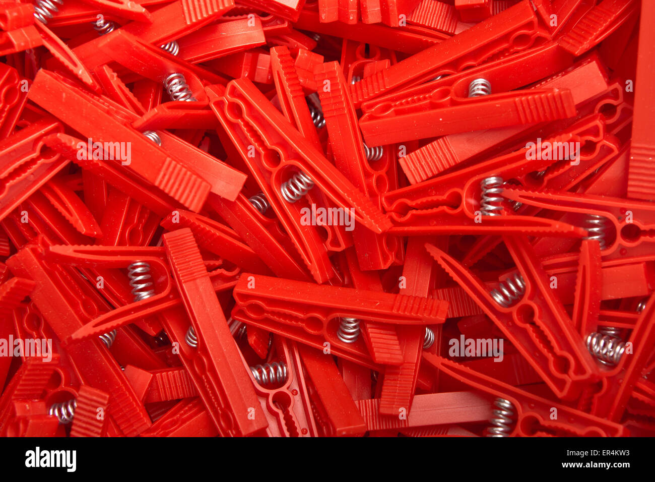 Arrière-plan de plastique rouge clothespin Banque D'Images