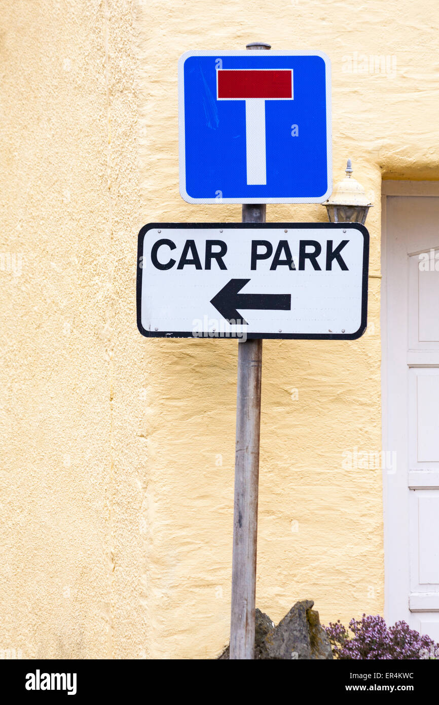 Sortie T no via le panneau de signalisation et le panneau de parking à Lower Fishguard ou Abergwaun, Pembrokeshire Coast National Park, Wales, UK en mai Banque D'Images