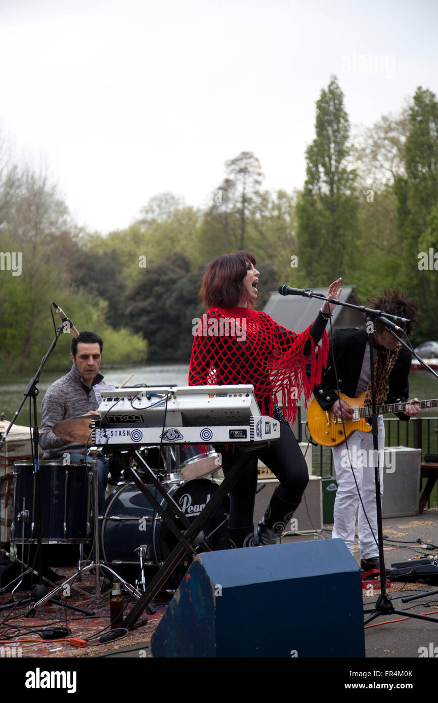 Band, 'STash', à Battersea Park dans Cafe - London UK Banque D'Images