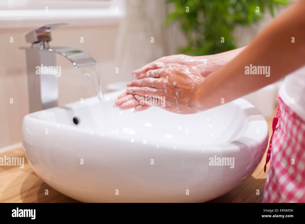 Close up of woman lave-mains dans la salle de bains. Debica, Pologne Banque D'Images