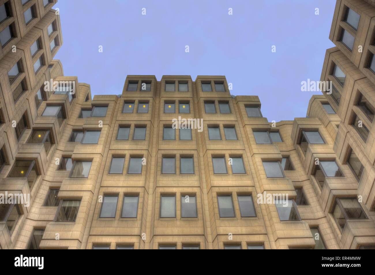 1970 Immeuble de bureaux. Fenêtres de bureau. Banque D'Images