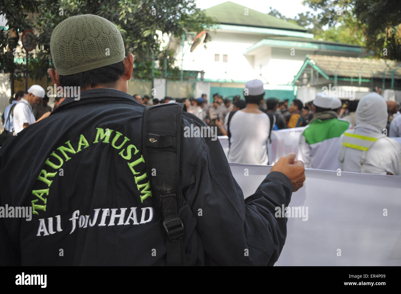 Jakarta, Indonésie. 27 mai, 2015. Des centaines de manifestants ont protesté Forum islamique de 'Save' Rohingyas musulmans devant l'ambassade du Myanmar à Jakarta, le Mercredi, Mai 27, 2015. Les manifestants ont demandé l'Ambassadeur du Myanmar à exhorter le gouvernement à faire cesser les violences contre les Rohingyas. Credit : Dani Daniar/Alamy Live News Banque D'Images