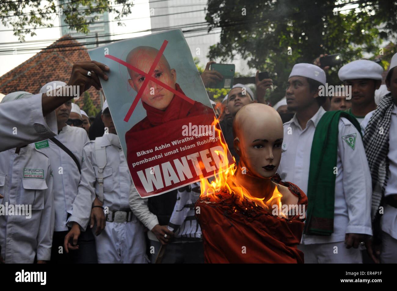 Jakarta, Indonésie. 27 mai, 2015. Des centaines de manifestants ont protesté Forum islamique de 'Save' Rohingyas musulmans devant l'ambassade du Myanmar à Jakarta, le Mercredi, Mai 27, 2015. Les manifestants ont demandé l'Ambassadeur du Myanmar à exhorter le gouvernement à faire cesser les violences contre les Rohingyas. Credit : Dani Daniar/Alamy Live News Banque D'Images