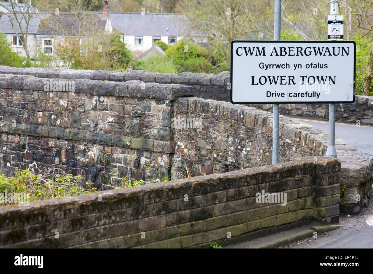 CYM Abergwaun Lower Town Drive avec précaution panneau à Lower Fishguard ou Abergwaun au parc national de la côte de Pembrokeshire, pays de Galles, Royaume-Uni en mai Banque D'Images