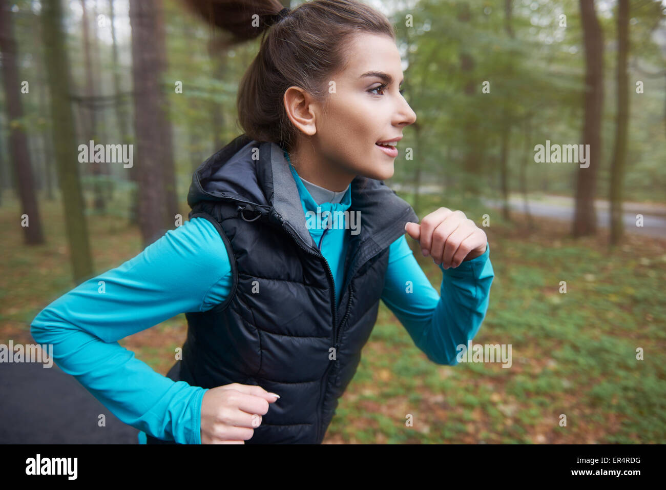 Le jogging dans l'air frais peut aider mon ajustement de séjour. Debica, Pologne Banque D'Images