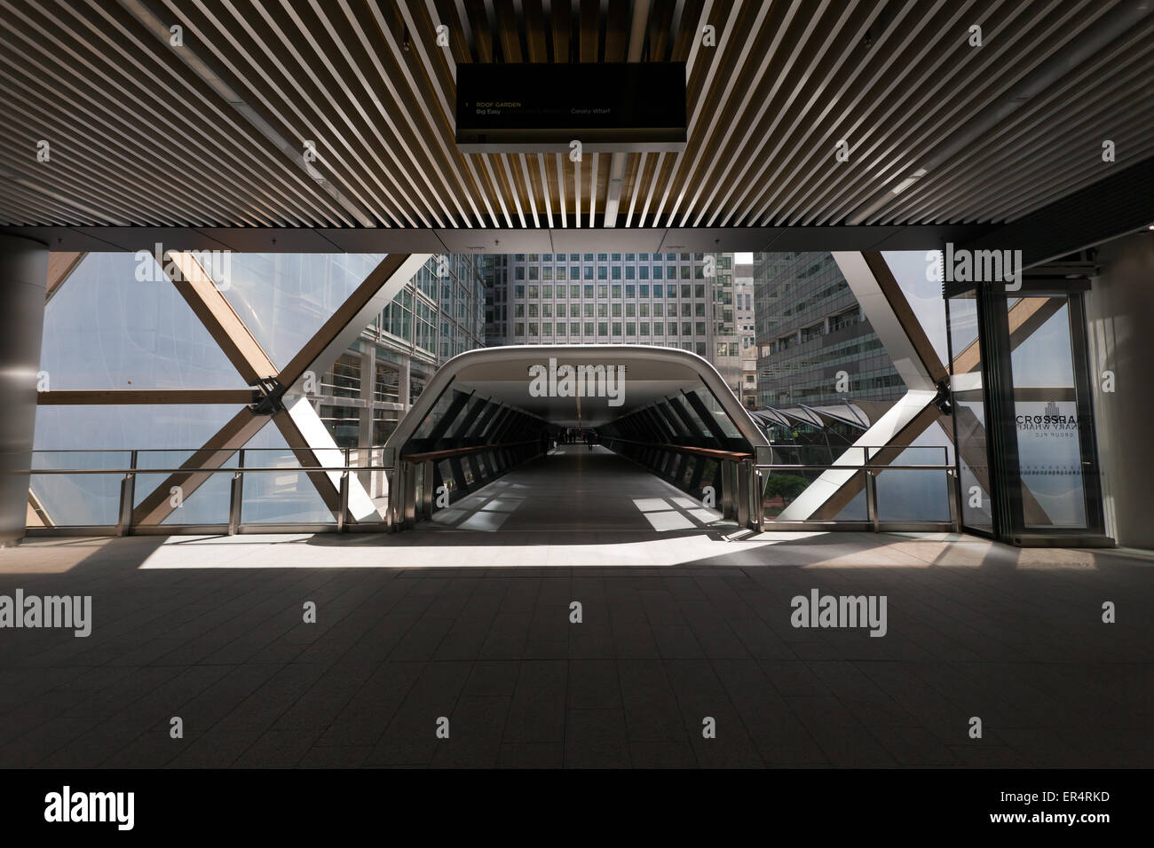 Grand angle de vue, de l'Atrium et l'Adams pont Plaza, à la nouvelle traverse Canary Wharf, les Docklands. Banque D'Images