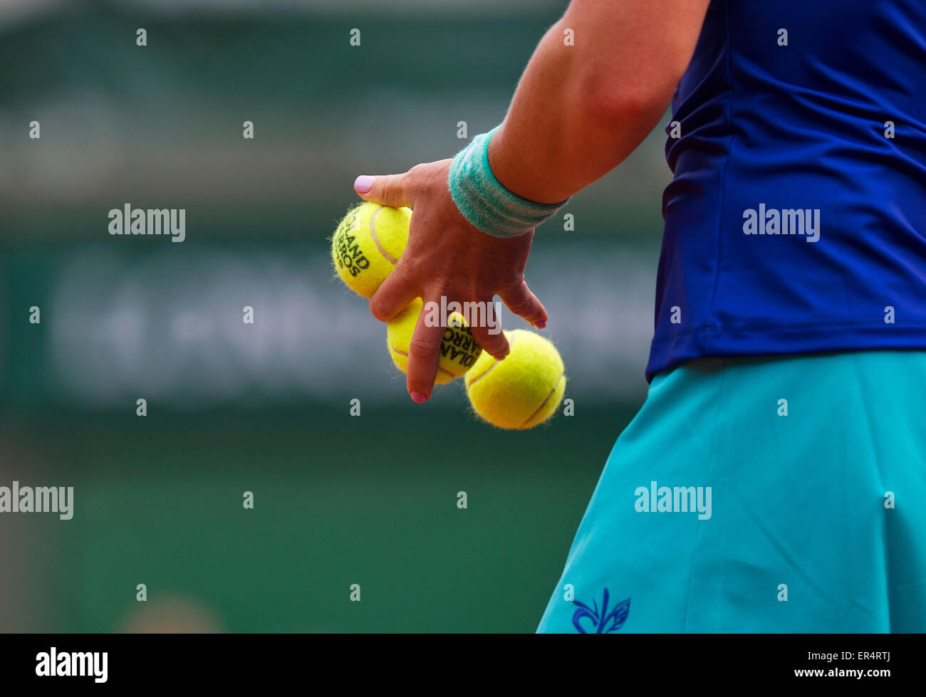 Paris, France. 26 mai, 2015. Tennis, Roland Garros, Main et ball Crédit : Henk Koster/Alamy Live News Banque D'Images