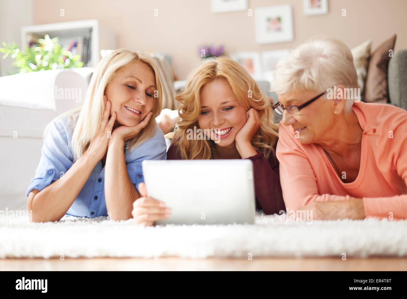 Convaincre les personnes âgées à utiliser les nouvelles technologies. Debica, Pologne Banque D'Images