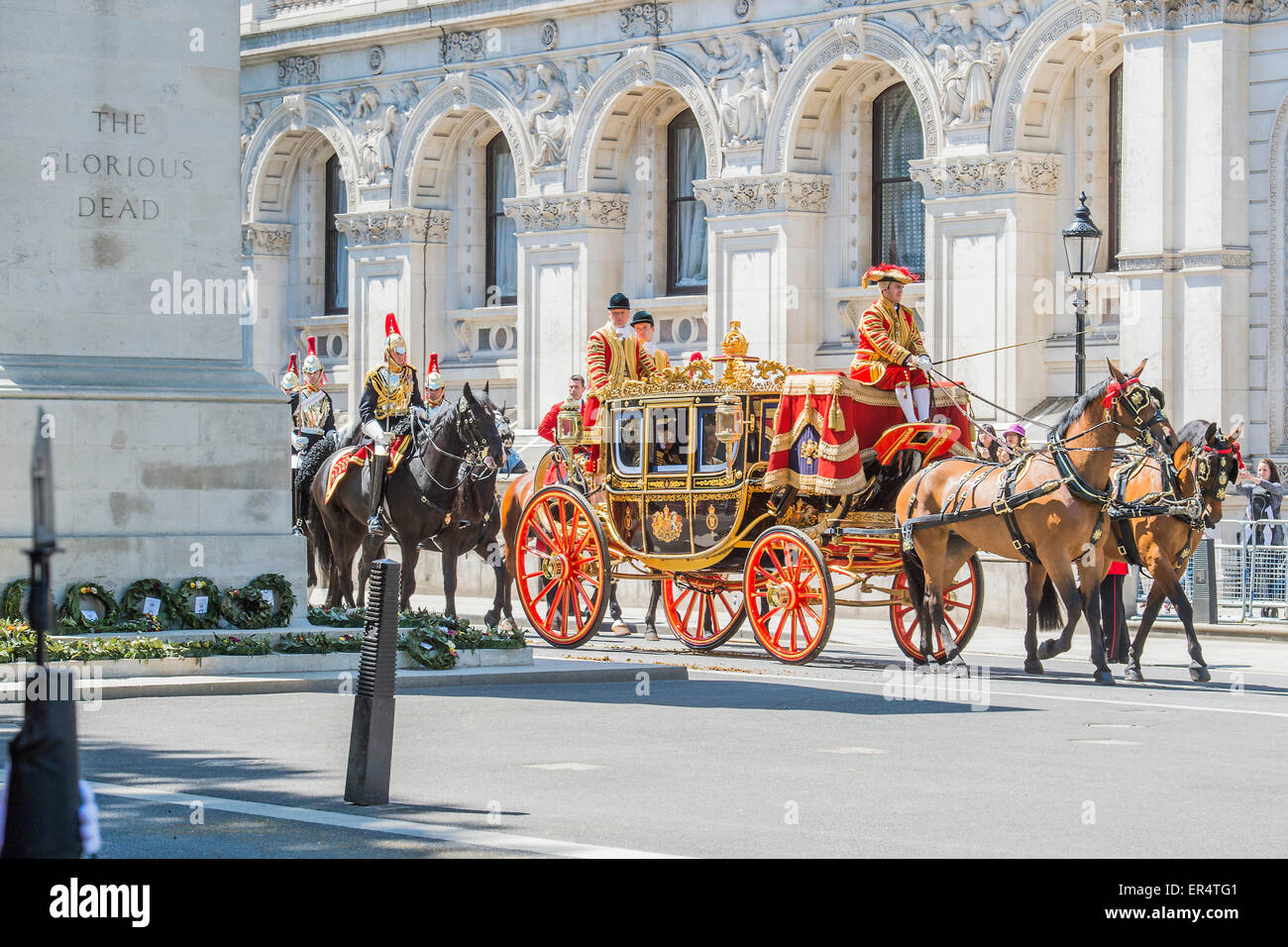 Londres, Royaume-Uni. 27 mai, 2015. Le Prince Charles et Camilla - La Reine, le Prince Charles et sa couronne passer vers le bas Whitehall, dans les voitures d'état, à leur retour de l'État Ouverture du Parlement. Crédit : Guy Bell/Alamy Live News Banque D'Images