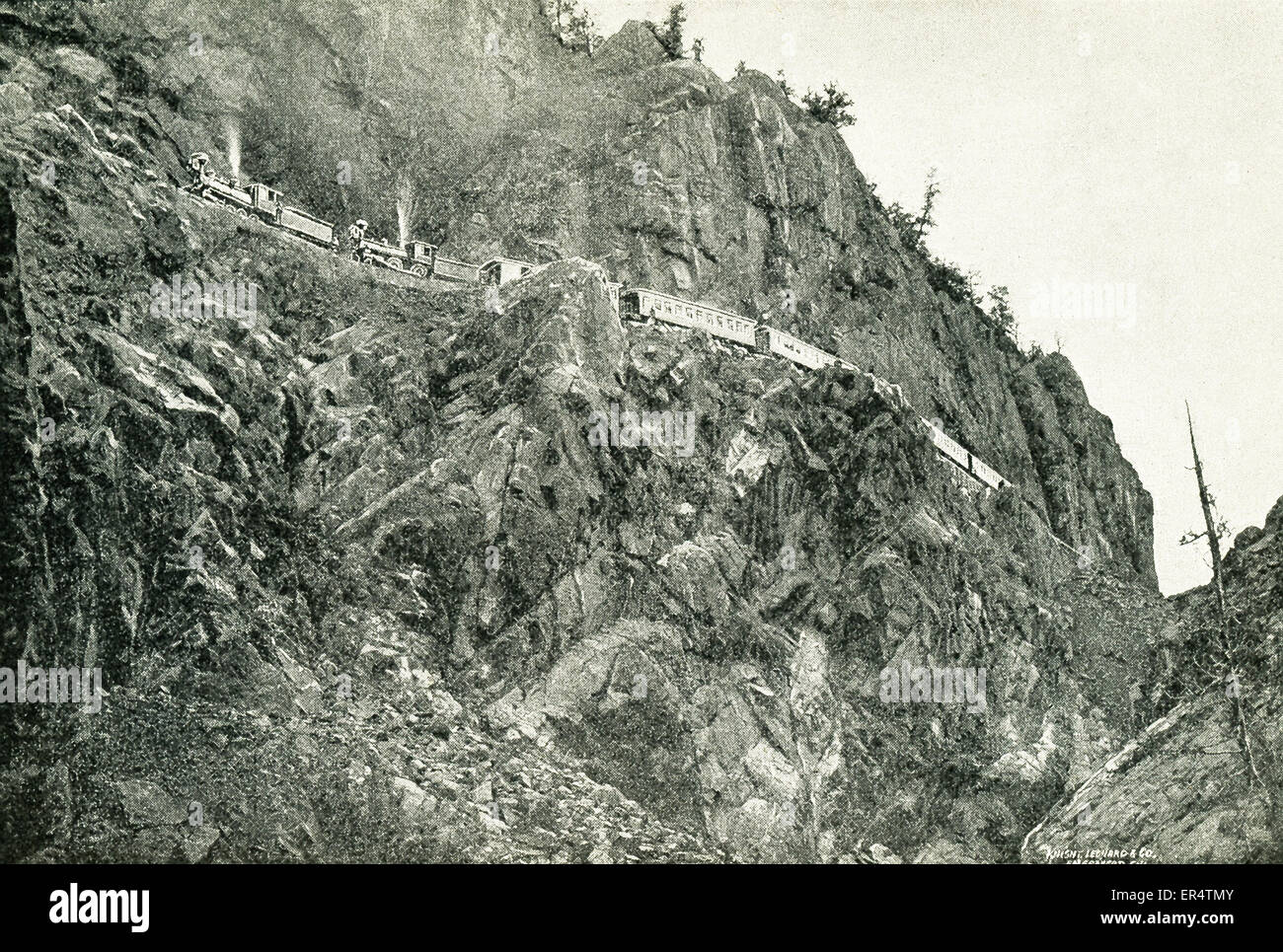 L'Animas River fait partie de la rivière Colorado. Un explorateur espagnol du nom de Juan Maria de Rivera de Santa Fe a enregistré le nom Rio de Las Animas, ce qui se traduit dans l'anglais comme "Rivière des âmes", en 1765. La photo date de c. 1900 et montre une locomotive passant par une section très dangereux de la gorge toltèque. Aujourd'hui, le chemin de fer ici est il plus haut et le plus long narrow gauge steam Railroad aux États-Unis La ligne de train a été construit dans les années 1880. Banque D'Images