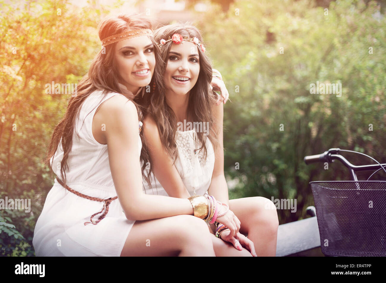 Deux belles filles boho dans le parc. Cracovie, Pologne Banque D'Images