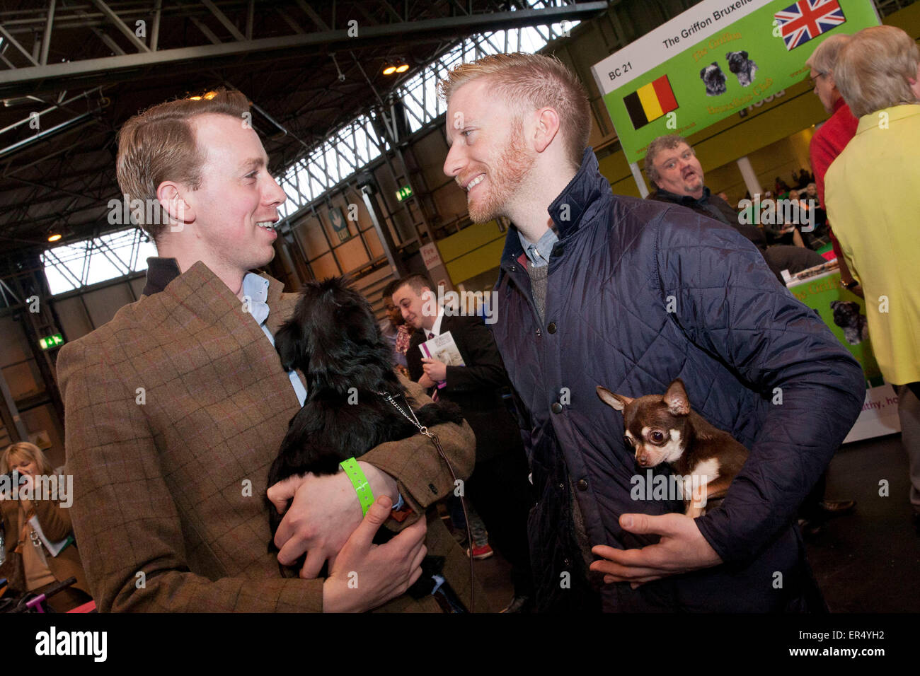 Les amis rencontrent leurs chiens au Crufts 2014 au NEC de Birmingham, au Royaume-Uni. 8 mars 2014 Banque D'Images