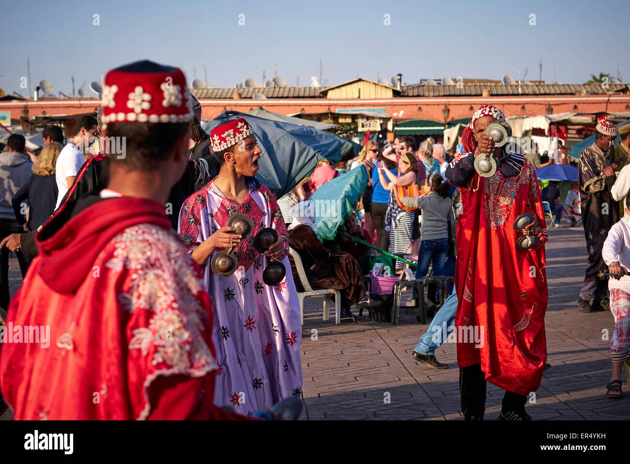 Street dancers at 'Jeema el fna' - La place du marché de Marrakech très occupé Banque D'Images