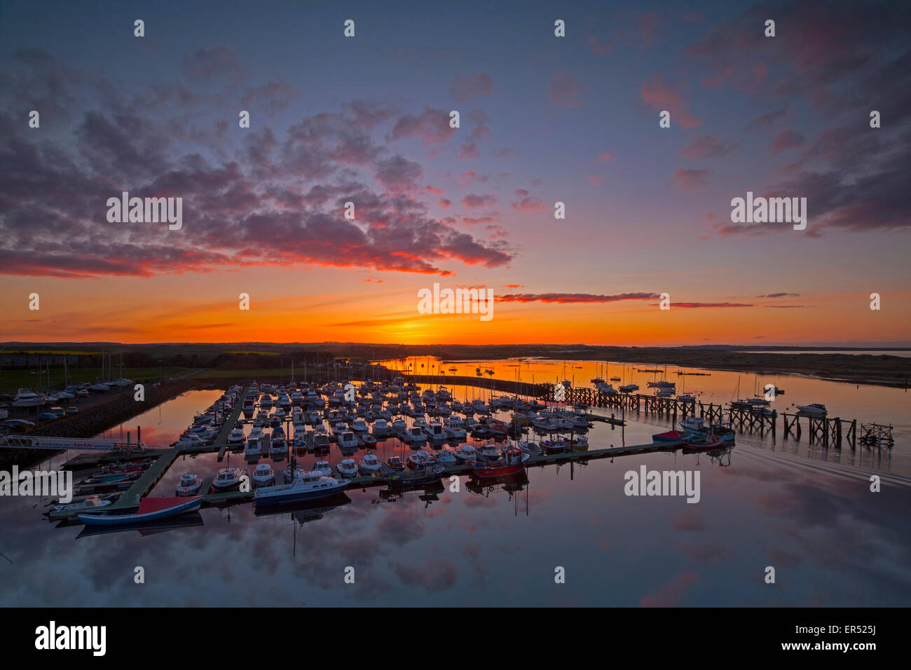 Une vue sur l'Amblève marina dans le Northumberland au printemps au coucher du soleil en direction de l'établissement Warkworth village à partir d'un point de vue surélevé Banque D'Images