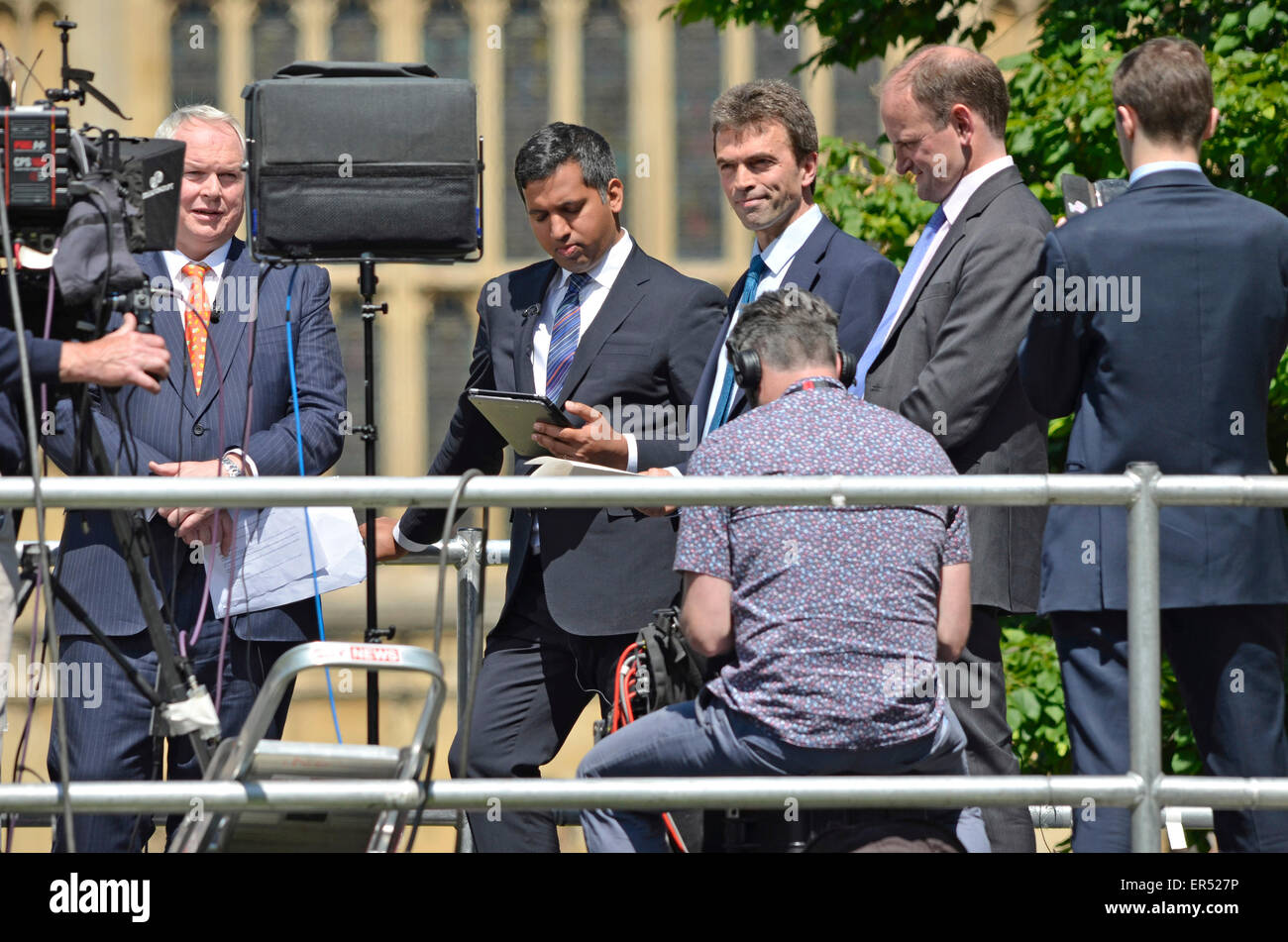 Douglas Carswell (UKIP) et Tom MP DE FREIN (LibDem) avec Faisal Islam (Sky rédactrice politique) d'être interviewé par Adam Boulton (gauche) pour Sky News sur College Green, Westminster. Londres. 27 mai 2015. Ouverture du Parlement de l'État. Banque D'Images