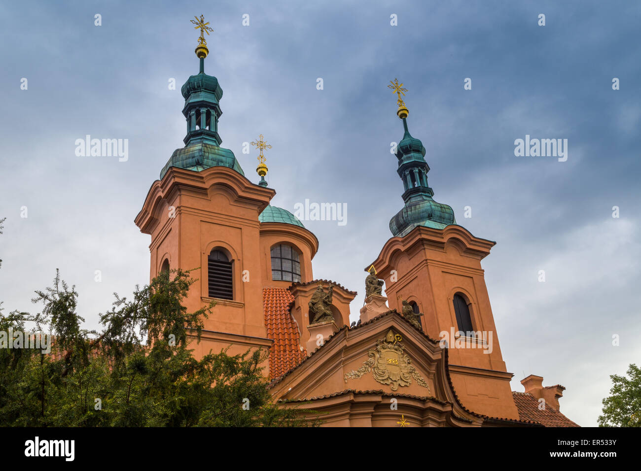 Cathédrale de Saint-Laurent sur la colline de Petrin, à Prague : murs et toits verts Banque D'Images