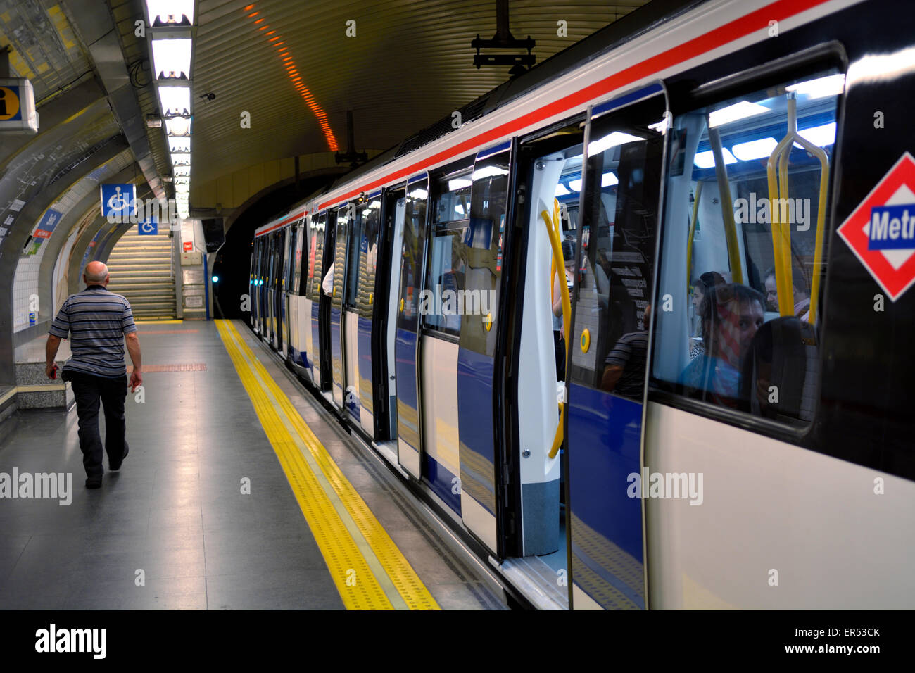 Madrid Metro train à la gare de Séville Banque D'Images