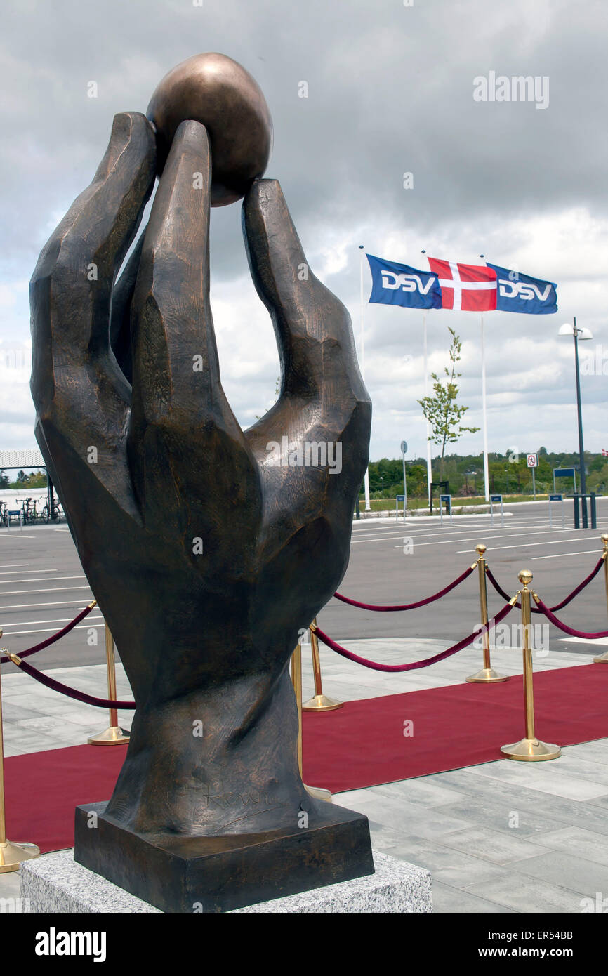Hedehusene, Danemark, 27 mai 2015 : le Prince Henrik du Concort de neuf sculptures : "la main créatrice", qu'il a dévoilé cet après-midi à la DSV à Hedehusener OJPHOTOS : Crédit/Alamy Live News Banque D'Images