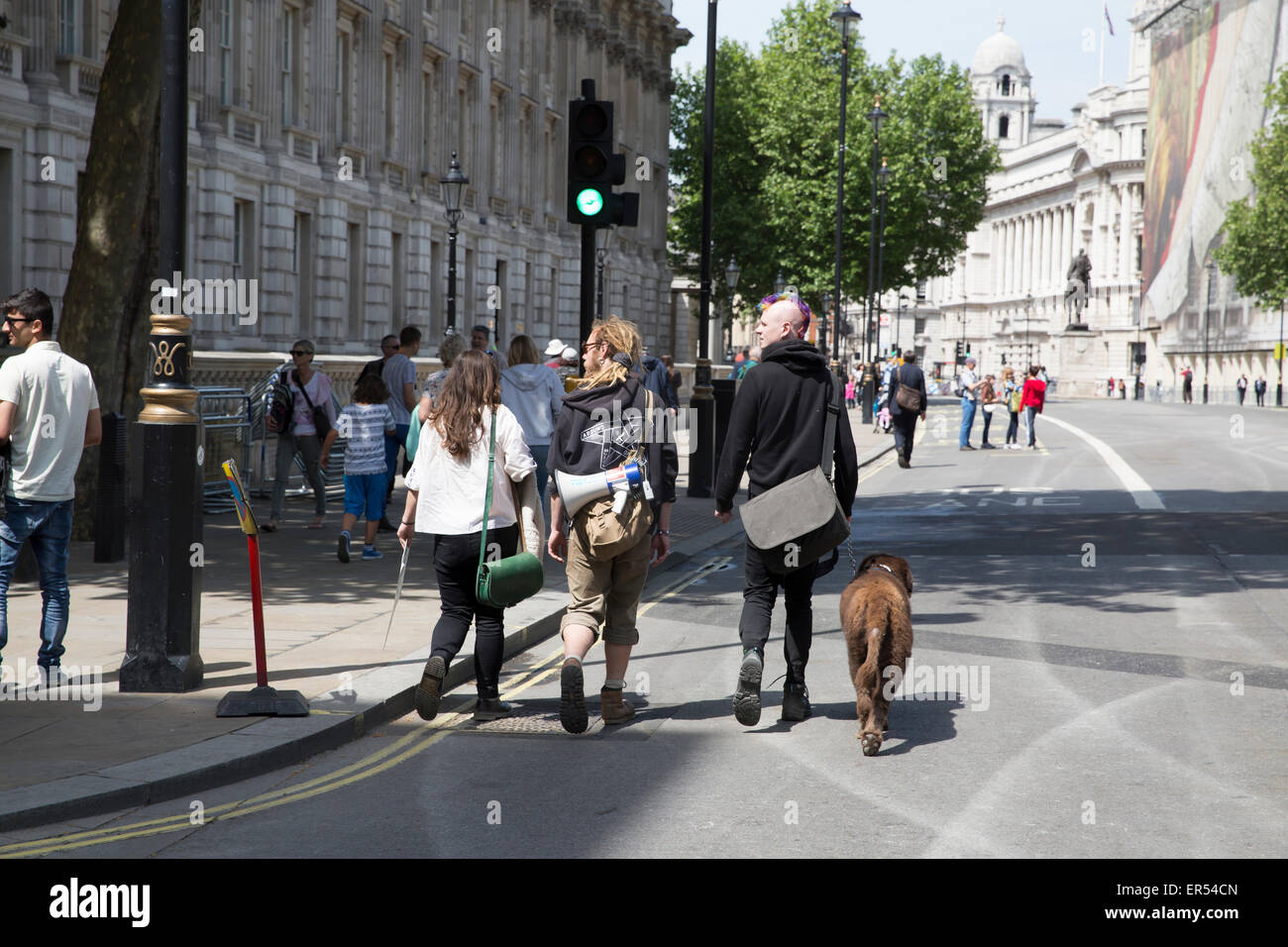 London,UK,27 mai 2015,les visiteurs marchent jusqu'Whitehall avec un bruit de grêle dans Londo Crédit : Keith Larby/Alamy Live News Banque D'Images