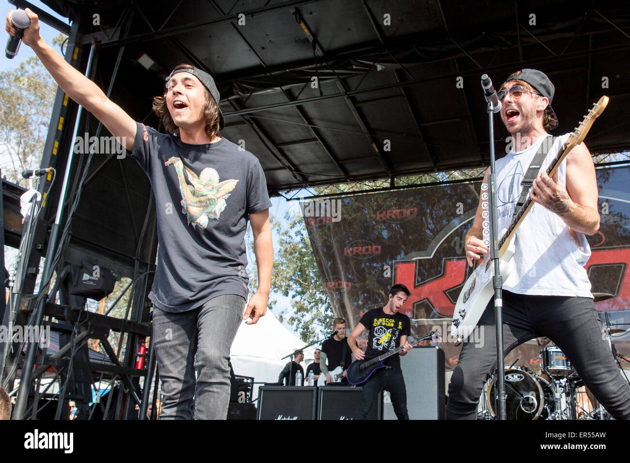 Irvine, Californie, USA. 16 mai, 2015. ALEX GASKARTH (R) de tous les temps faibles et VIC FUENTES (percer le voile) en concert au cours de la Fiesta Y KROQ Weenie Roast à Irvine Meadows Amphitheater à Irvine, Californie © Daniel DeSlover/ZUMA/Alamy Fil Live News Banque D'Images