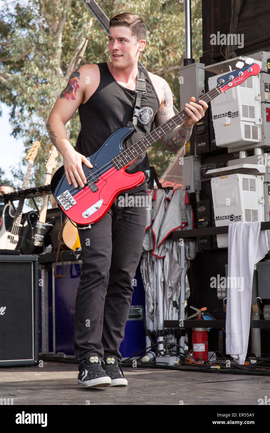 Irvine, Californie, USA. 16 mai, 2015. Le bassiste ZACK MERRICK de tous les temps faibles exécute vivent pendant la Fiesta KROQ Weenie Roast Y à Irvine Meadows Amphitheater à Irvine, Californie © Daniel DeSlover/ZUMA/Alamy Fil Live News Banque D'Images