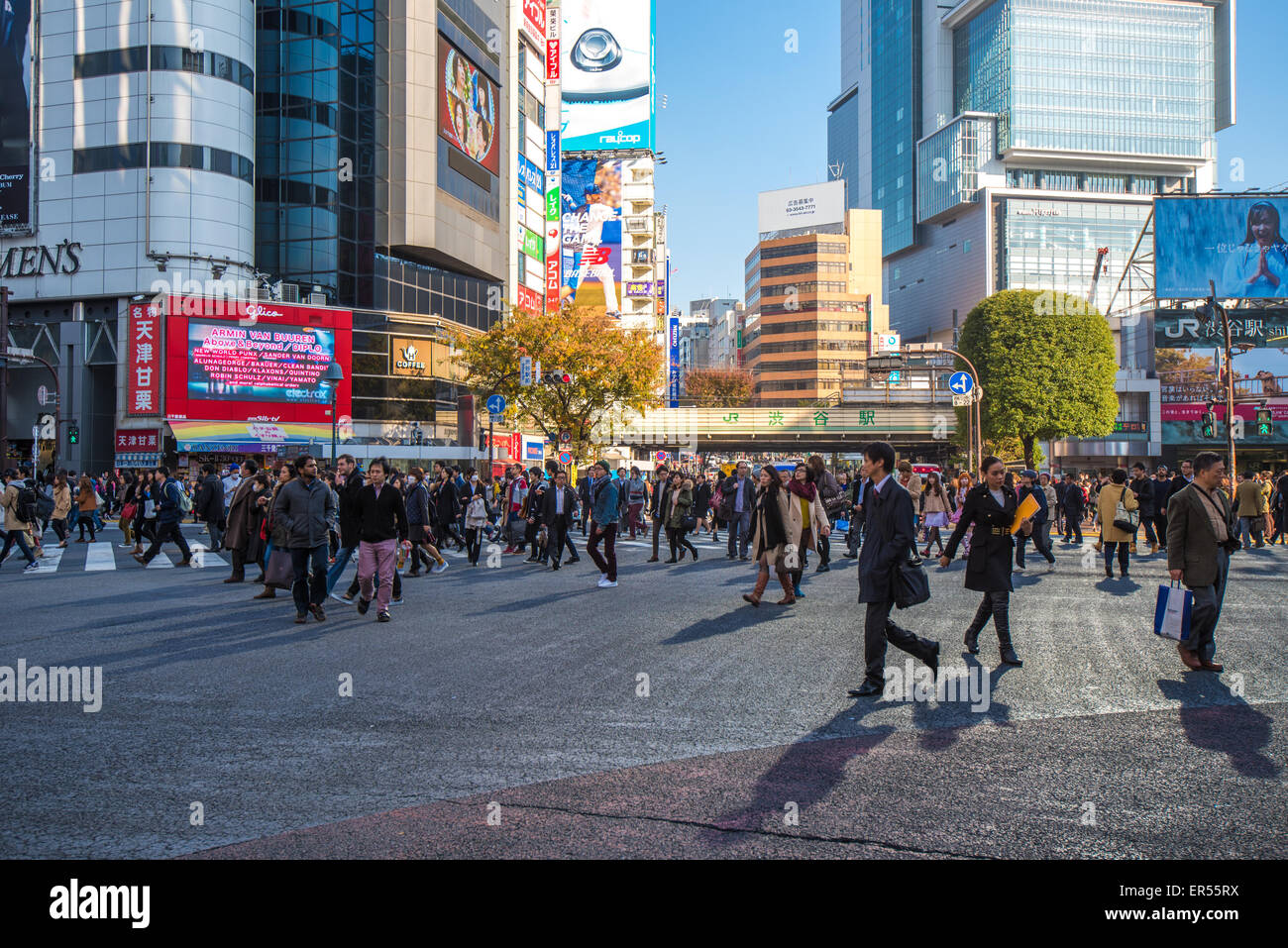 TOKYO, JAPON - 21 novembre, 2014 : croisement de Shibuya à Tokyo, l'intersection la plus occupée dans le monde Banque D'Images