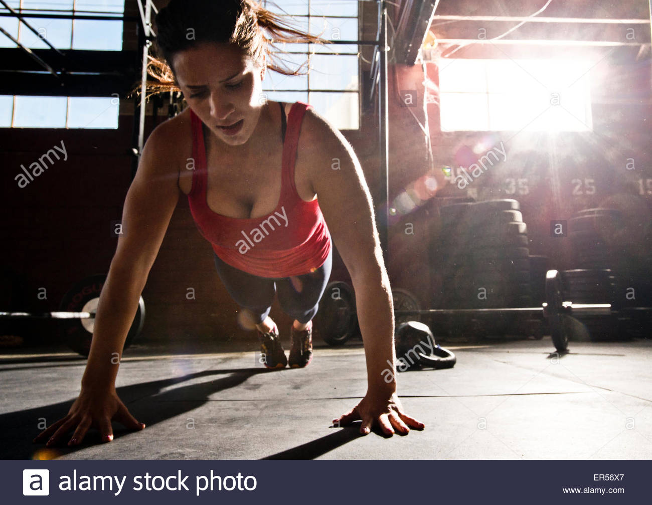 Un athlète crossfit exécute un push-up. Banque D'Images