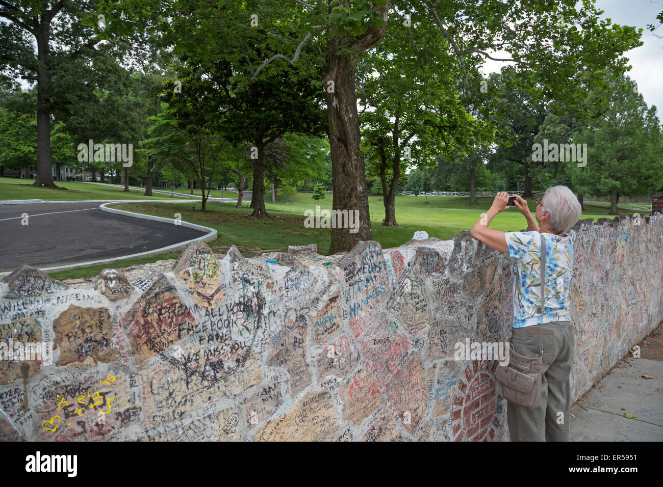 Memphis, Tennessee - Susan Newell, 66, prend une photo d'Elvis Presley's Graceland Mansion. Banque D'Images