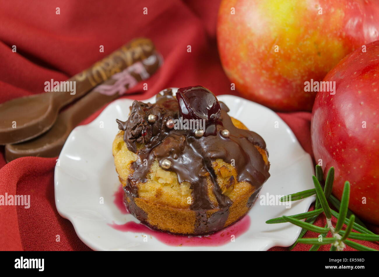 Vitrage beignets faits maison avec du chocolat avec une cerise sur le dessus Banque D'Images