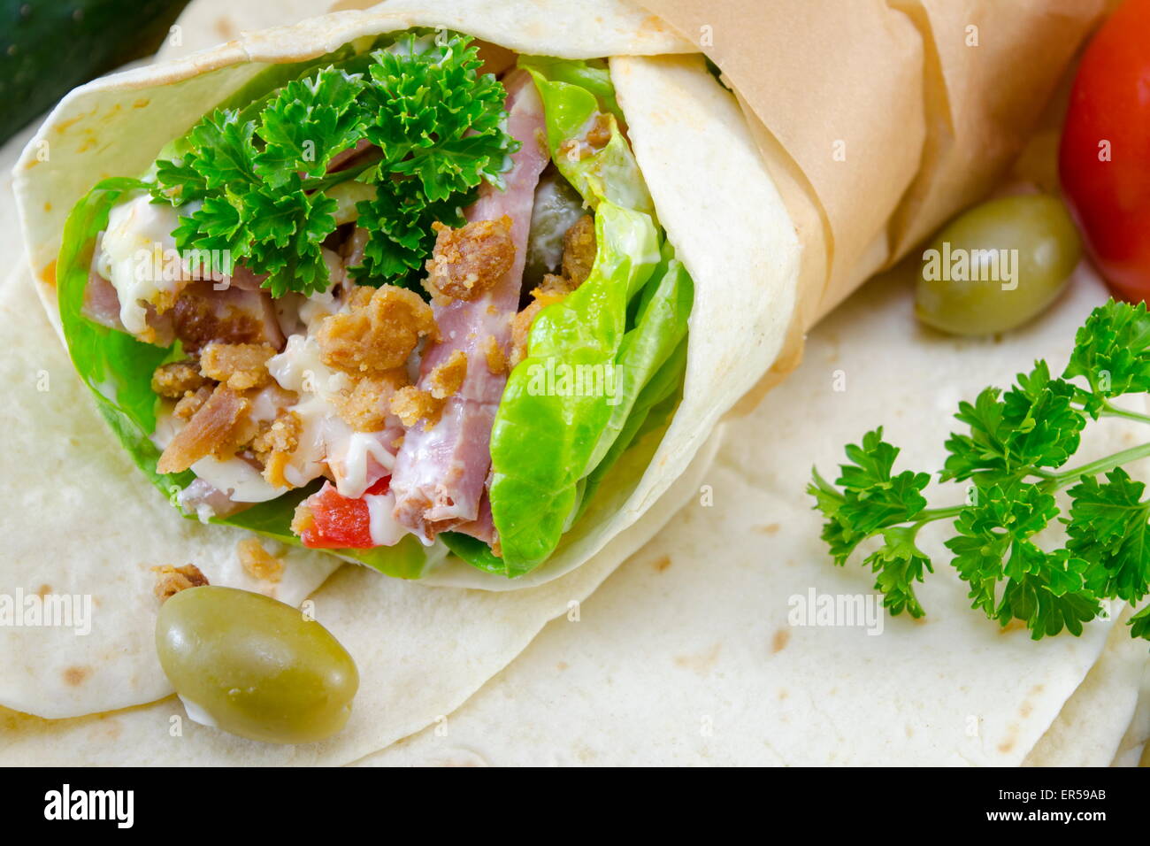 Sandwich tortilla avec légumes frais et jambon Banque D'Images