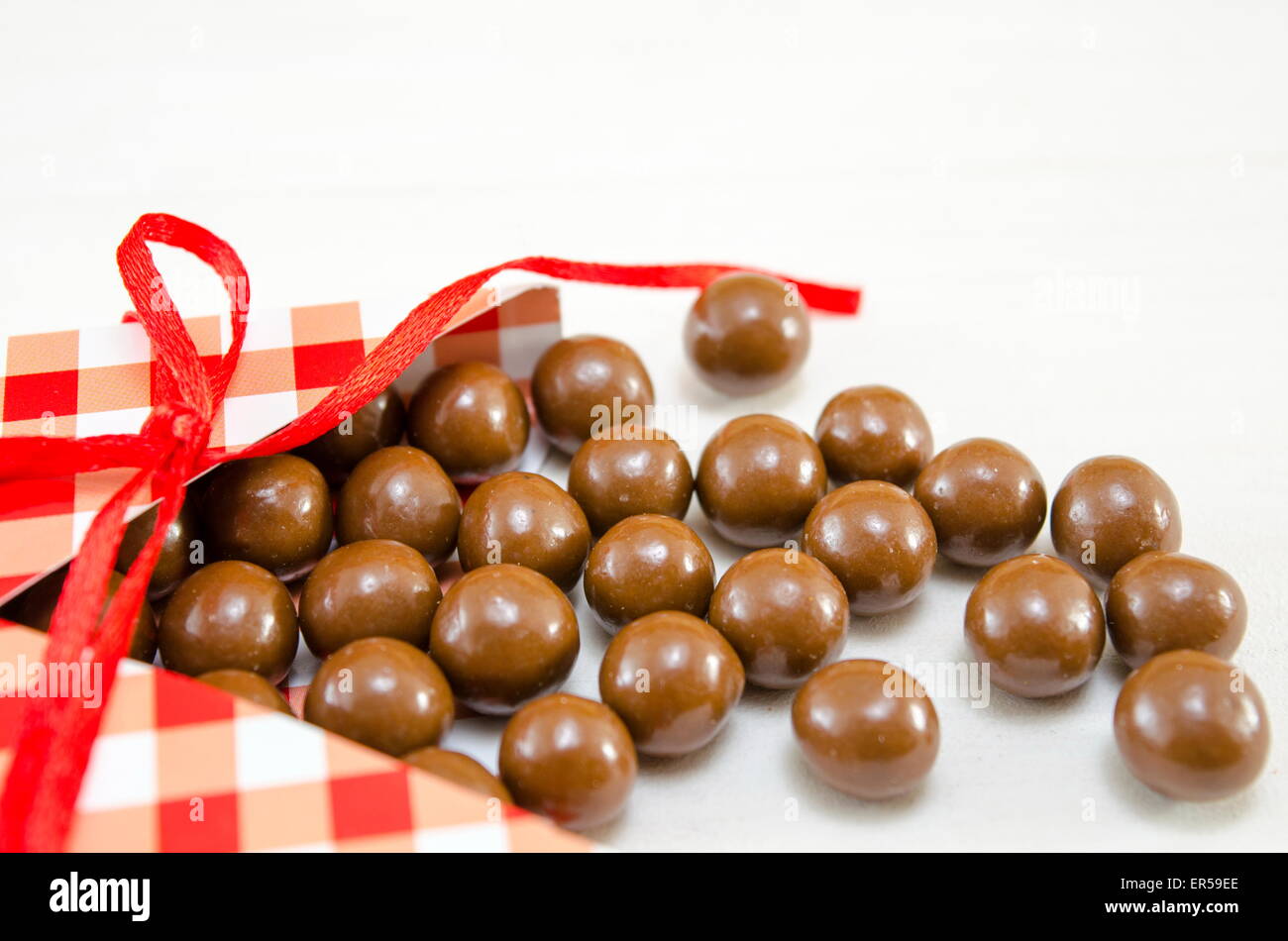 Chocolat brillant éparpillés sur une table Banque D'Images