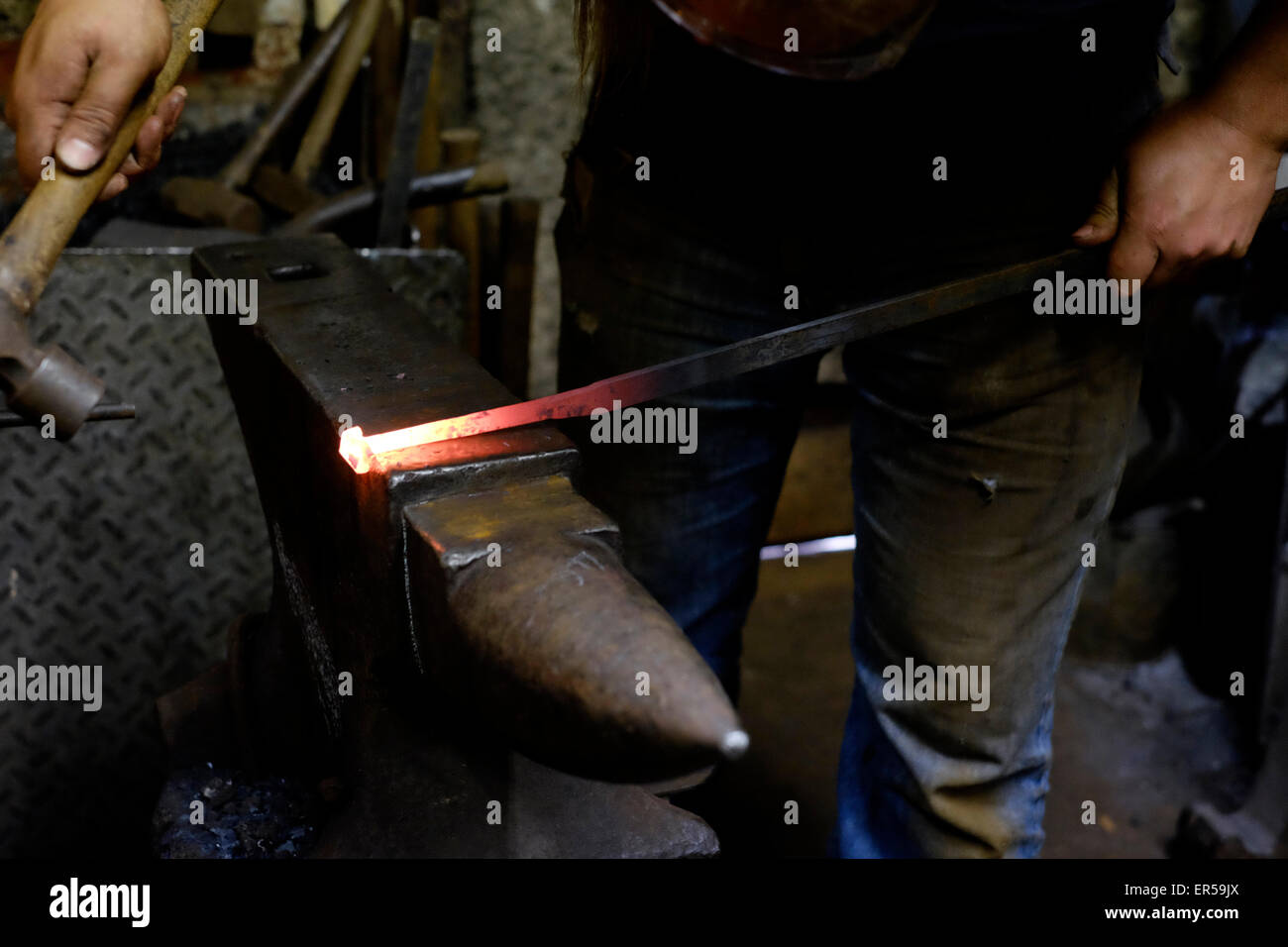 Un forgeron au travail dans sa forge en angleterre southsea Banque D'Images