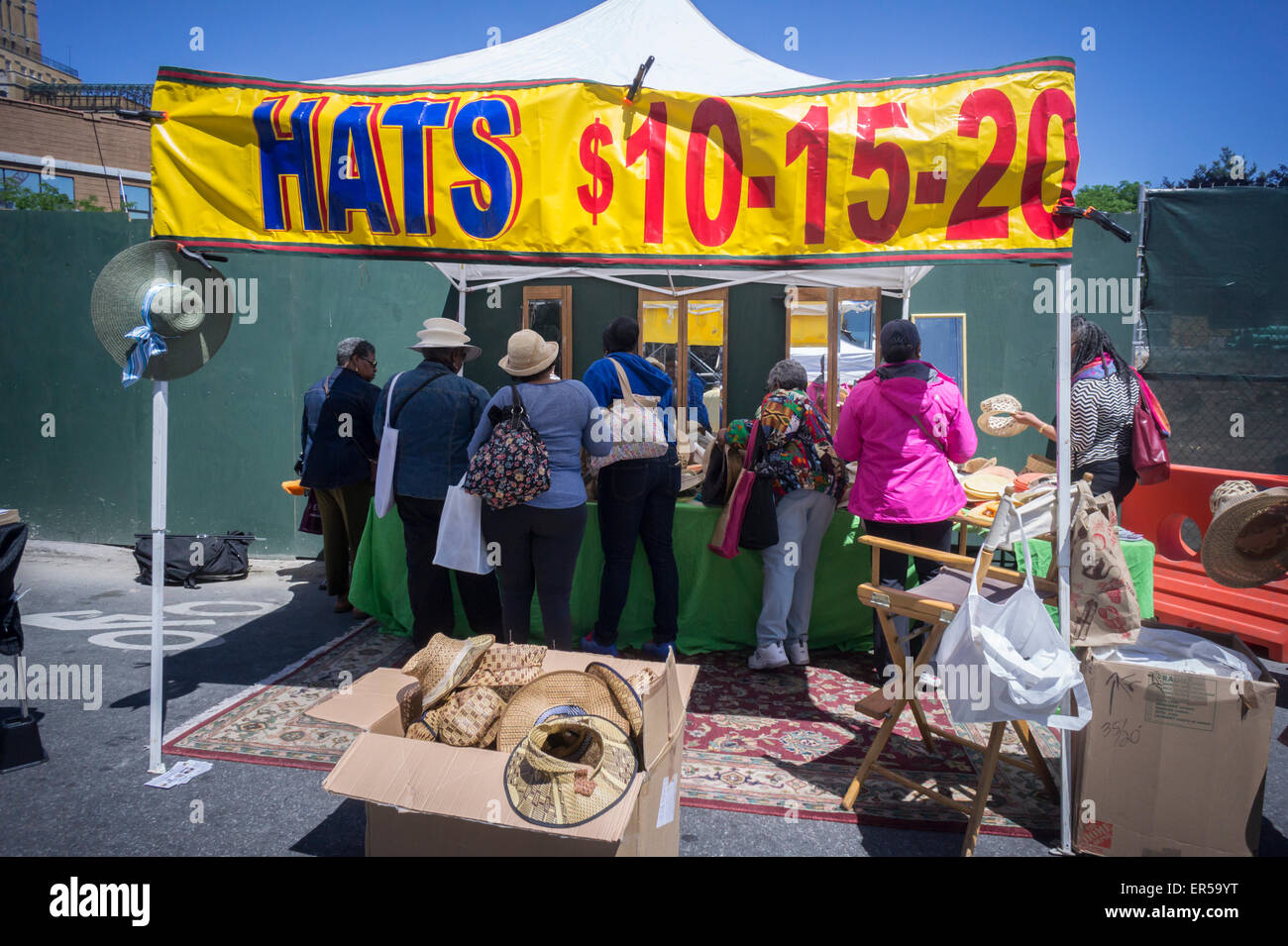 Les chapeaux à Shoppers parcourir DanceAfrica juste en dehors de la rue la Brooklyn Academy of Music de New York le Samedi, Mai 23, 2015. Plus de 200 vendeurs de produits sur le thème de l'Afrique de participer dans le cadre de l'Académie DanceAfrica Festival. (© Richard B. Levine) Banque D'Images