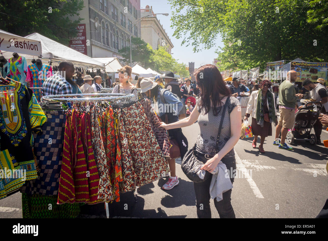 Parcourir les offres variées de shopping dans la rue juste en dehors de DanceAfrica la Brooklyn Academy of Music de New York le Samedi, Mai 23, 2015. Plus de 200 vendeurs de produits sur le thème de l'Afrique de participer dans le cadre de l'Académie DanceAfrica Festival. (© Richard B. Levine) Banque D'Images