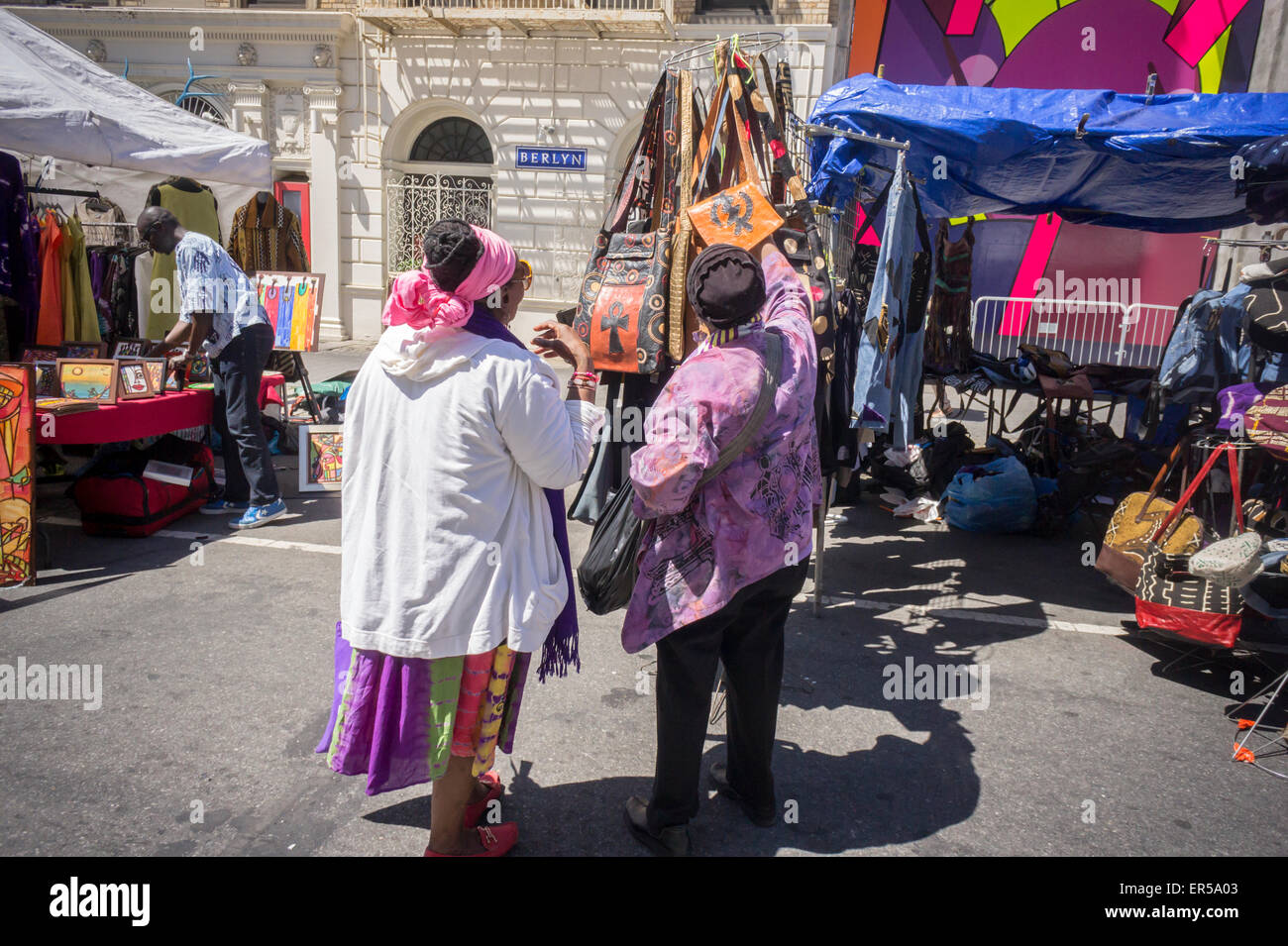 Parcourir les offres variées de shopping dans la rue juste en dehors de DanceAfrica la Brooklyn Academy of Music de New York le Samedi, Mai 23, 2015. Plus de 200 vendeurs de produits sur le thème de l'Afrique de participer dans le cadre de l'Académie DanceAfrica Festival. (© Richard B. Levine) Banque D'Images