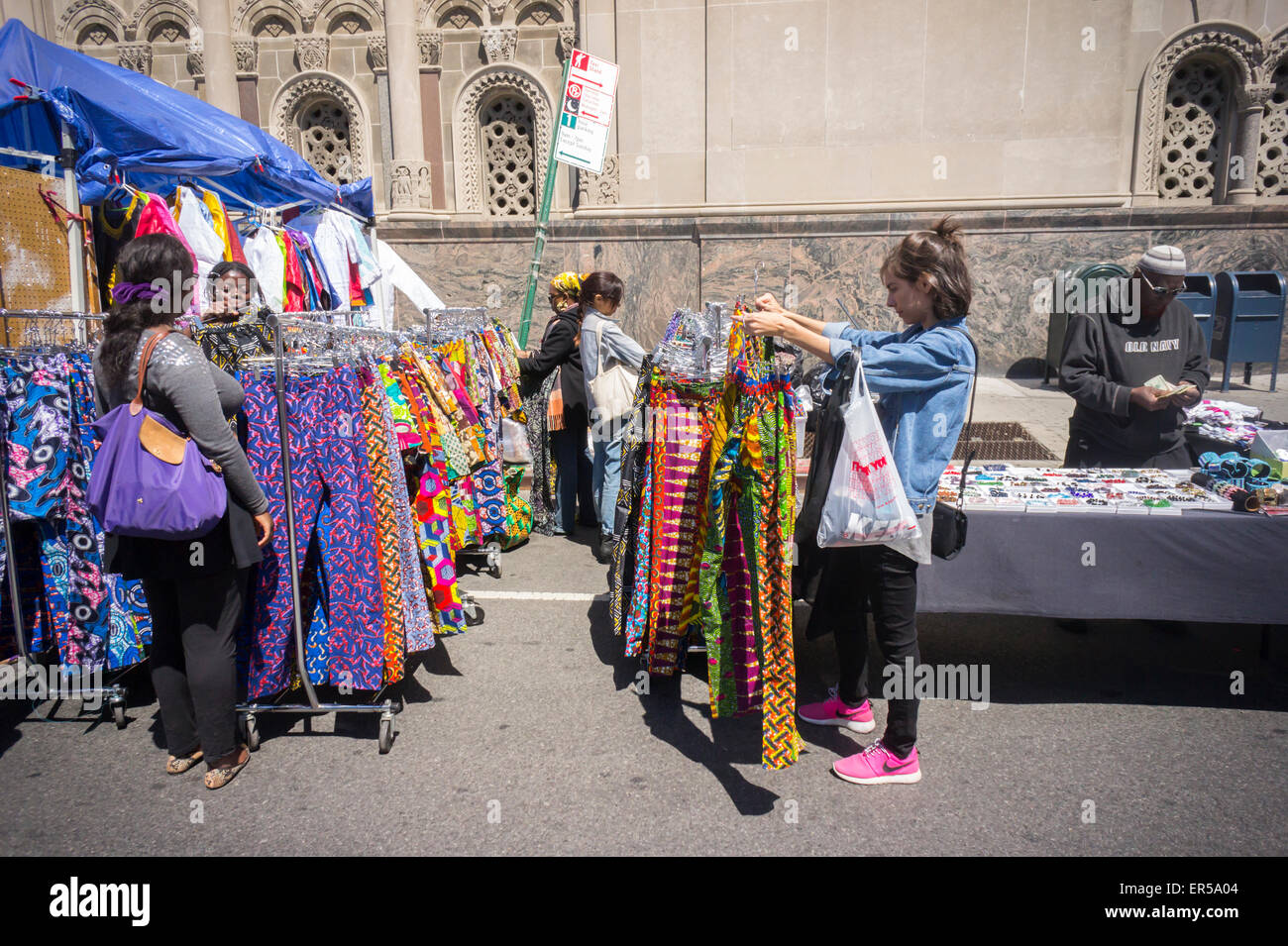 Parcourir les offres variées de shopping dans la rue juste en dehors de DanceAfrica la Brooklyn Academy of Music de New York le Samedi, Mai 23, 2015. Plus de 200 vendeurs de produits sur le thème de l'Afrique de participer dans le cadre de l'Académie DanceAfrica Festival. (© Richard B. Levine) Banque D'Images
