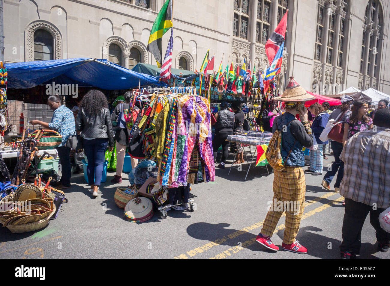 Parcourir les offres variées de shopping dans la rue juste en dehors de DanceAfrica la Brooklyn Academy of Music de New York le Samedi, Mai 23, 2015. Plus de 200 vendeurs de produits sur le thème de l'Afrique de participer dans le cadre de l'Académie DanceAfrica Festival. (© Richard B. Levine) Banque D'Images