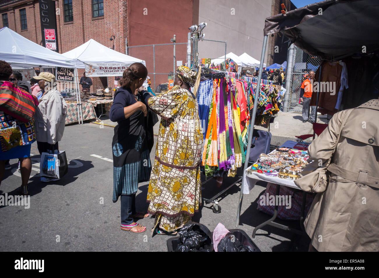 Parcourir les offres variées de shopping dans la rue juste en dehors de DanceAfrica la Brooklyn Academy of Music de New York le Samedi, Mai 23, 2015. Plus de 200 vendeurs de produits sur le thème de l'Afrique de participer dans le cadre de l'Académie DanceAfrica Festival. (© Richard B. Levine) Banque D'Images
